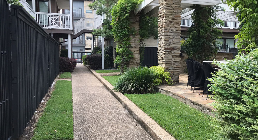 Commercial property walkway1